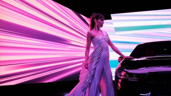 Jaguar хочет стать максимально роскошным брендом и запускает новую рекламную кампанию Jaguar хочет стать максимально роскошным брендом и запускает новую рекламную кампанию