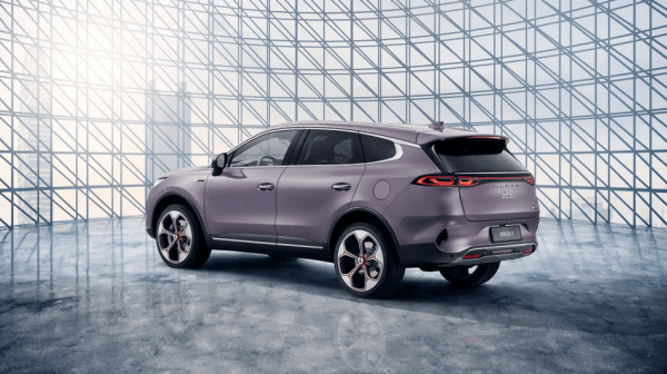 На дорогах РФ заметили новый кроссовер Denza X от BYD и Mercedes-Benz