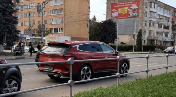 На дорогах РФ заметили новый кроссовер Denza X от BYD и Mercedes-Benz