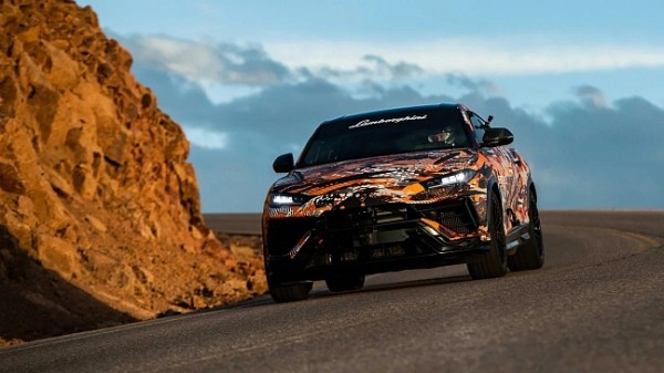 На рендере показали новый электрический кроссовер Lamborghini Revuelto На рендере показали новый электрический кроссовер Lamborghini Revuelto