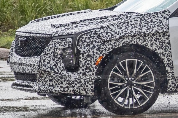 Обновлённый Cadillac XT4 сфотографировали с новыми светодиодными фарами 