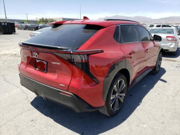 Разбитый кроссовер Toyota bZ4x 2023 года выставили на продажу после ДТП Разбитый кроссовер Toyota bZ4x 2023 года выставили на продажу после ДТП