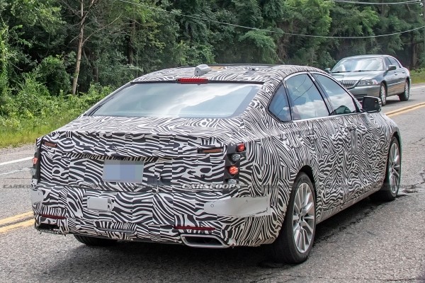Седан CADILLAC CT6 нового поколения показали на шпионских фото с меньшим количеством камуфляжа