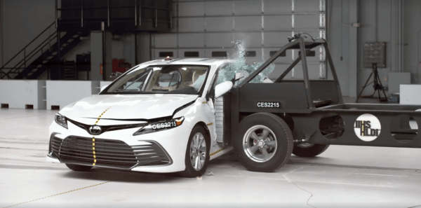 Седан TOYOTA Camry нового поколения провалил боковой краш-тест в испытаниях от IIHS Седан TOYOTA Camry нового поколения провалил боковой краш-тест в испытаниях от IIHS