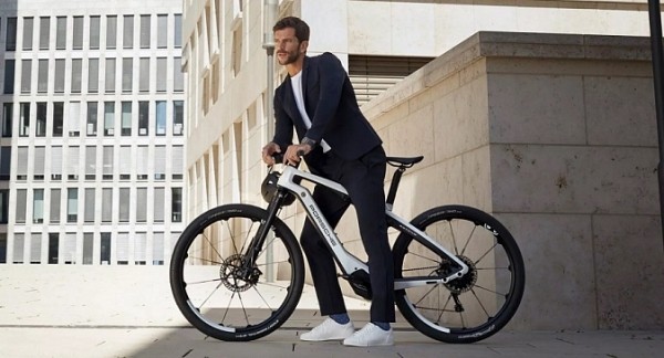 Восстановленный 31-летний Jaguar XJR-15 могут продать на аукционе до 1,4 миллиона долларов Восстановленный 31-летний Jaguar XJR-15 могут продать на аукционе до 1,4 миллиона долларов