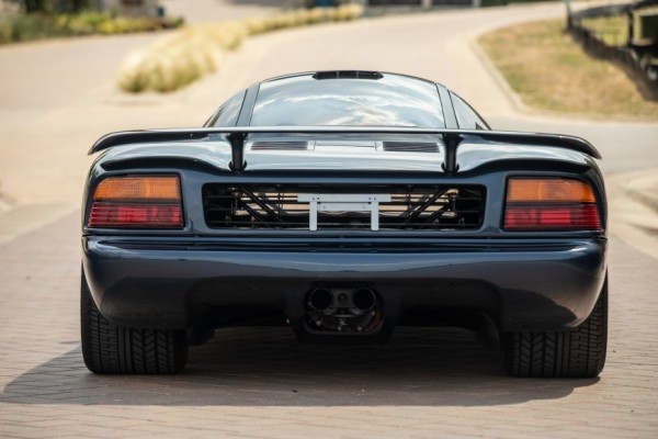 Восстановленный 31-летний Jaguar XJR-15 могут продать на аукционе до 1,4 миллиона долларов Восстановленный 31-летний Jaguar XJR-15 могут продать на аукционе до 1,4 миллиона долларов