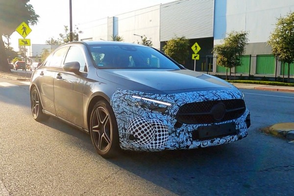 Дайджест дня: шпионский Mercedes A-класса, Renault для хиппи и другие события индустрии