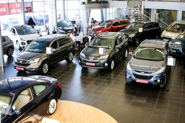 Автосалоны Петербурга оказались завалены автомашинами с пробегом после начала частичной мобилизации 