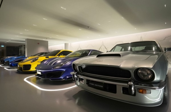 Enes Yilmazer: Особняк за 45 млн долларов с гаражом, набитым суперкарами, сняли на видео Enes Yilmazer: Особняк за 45 млн долларов с гаражом, набитым суперкарами, сняли на видео