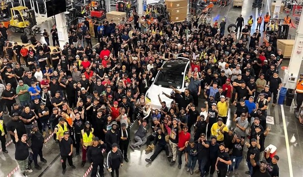 Дайджест дня: шпионский Mercedes A-класса, Renault для хиппи и другие события индустрии