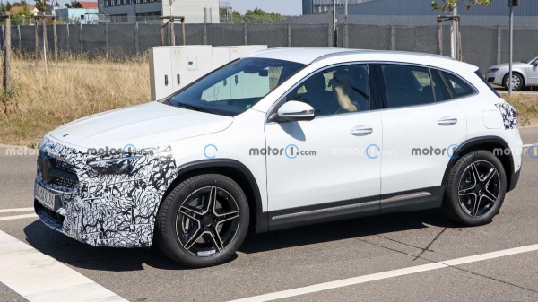 Компания Mercedes-Benz тестирует обновленный кроссовер Mercedes-Benz GLA 