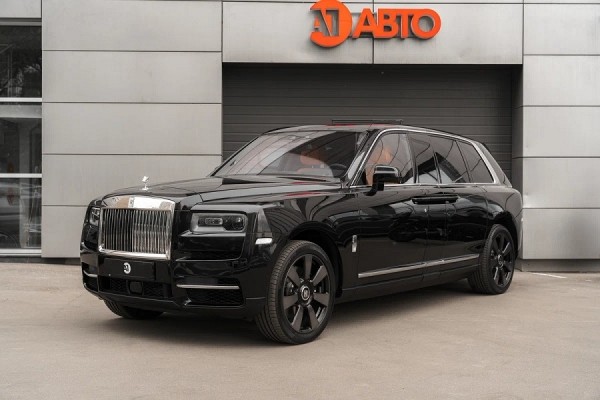 Растянутый кроссовер Rolls-Royce Cullinan выставили на продажу в России за 92 млн рублей Растянутый кроссовер Rolls-Royce Cullinan выставили на продажу в России за 92 млн рублей