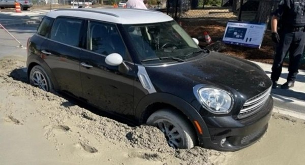 Угонщица оставила украденный MINI Cooper в бетоне Угонщица оставила украденный MINI Cooper в бетоне