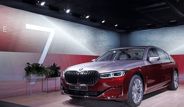 В BMW объяснили, почему 2-цветная окраска кузова BMW 7-Series стоит 726 тыс. рублей