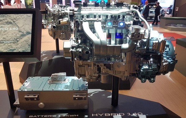 Dacia в Париже: коллекционный Duster и первый гибрид Dacia в Париже: коллекционный Duster и первый гибрид