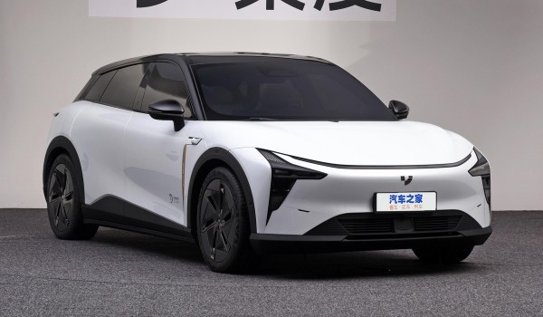 Компания Baidu представила серийный кроссовер Robo-01 Компания Baidu представила серийный кроссовер Robo-01