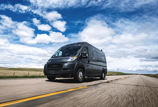 Автодом, сделанный из Ram Promaster, получил уникальную планировку салона Автодом, сделанный из Ram Promaster, получил уникальную планировку салона