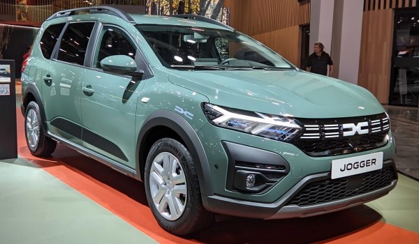 Dacia в Париже: коллекционный Duster и первый гибрид Dacia в Париже: коллекционный Duster и первый гибрид