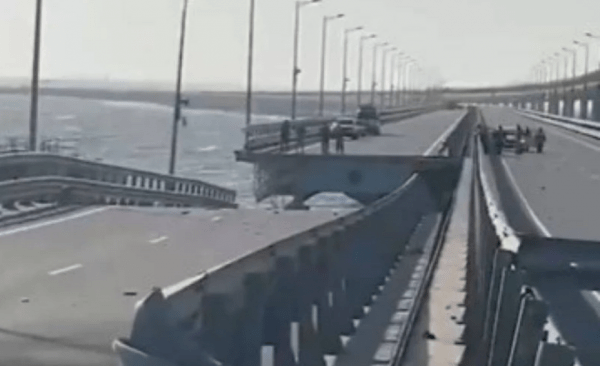 Грузовик и железнодорожный поезд взорвались и обрушили Крымский мост Грузовик и железнодорожный поезд взорвались и обрушили Крымский мост