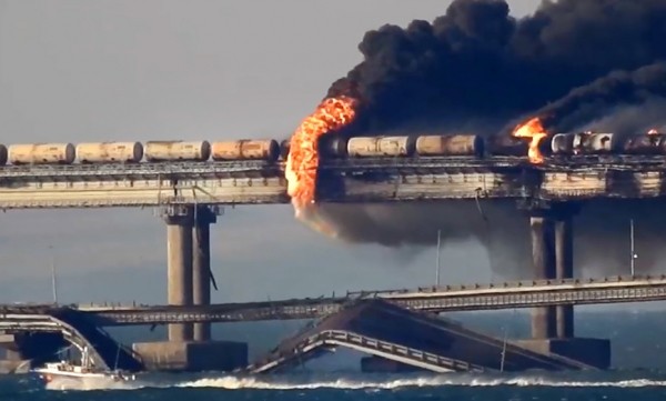 Грузовик и железнодорожный поезд взорвались и обрушили Крымский мост Грузовик и железнодорожный поезд взорвались и обрушили Крымский мост