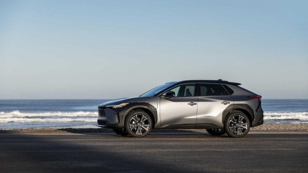 Компания Toyota не будет представлять электрических приемников Crown и FJ Cruiser