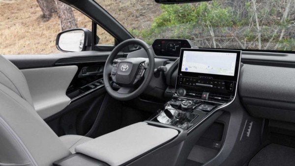 Компания Toyota не будет представлять электрических приемников Crown и FJ Cruiser