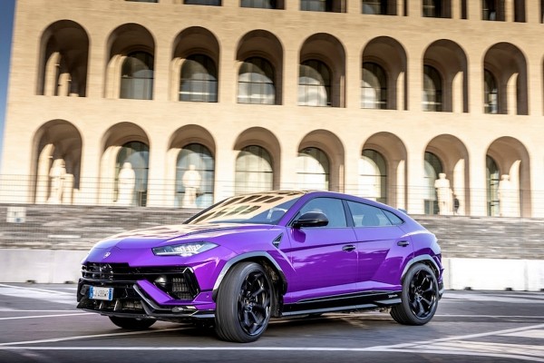 Lamborghini поделилась новыми фото и видео Lamborghini Urus Performante 2023 года на треке и на внедорожье