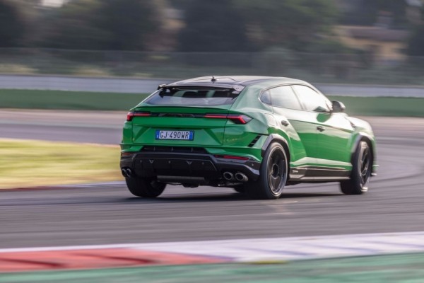 Lamborghini поделилась новыми фото и видео Lamborghini Urus Performante 2023 года на треке и на внедорожье