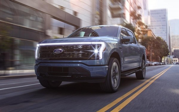 Владельцы Ford F-150 стали использовать пикап как источник энергии для своих домов после урагана «Иан» Владельцы Ford F-150 стали использовать пикап как источник энергии для своих домов после урагана «Иан»