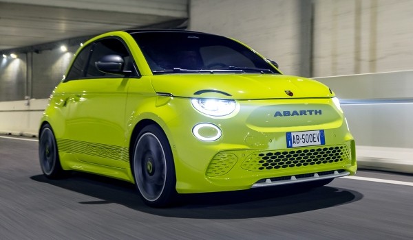 Abarth 500e стал первым электромобилем марки Abarth 500e стал первым электромобилем марки