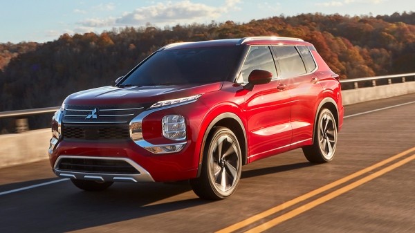 В РФ начались продажи Mitsubishi Outlander четвёртого поколения из ОАЭ В РФ начались продажи Mitsubishi Outlander четвёртого поколения из ОАЭ