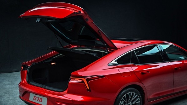 В России появился китайский конкурент Toyota Camry за 2,6 миллиона рублей В России появился китайский конкурент Toyota Camry за 2,6 миллиона рублей