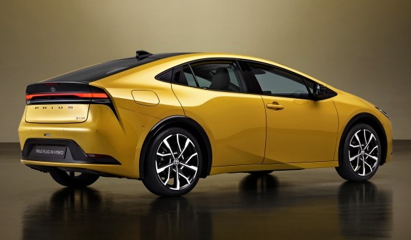 Представлена новая Toyota Prius: гибрид пятого поколения