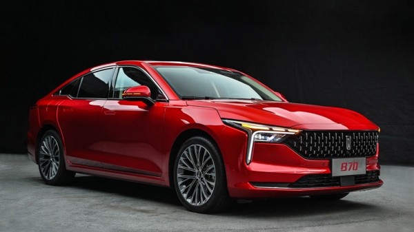 В России появился китайский конкурент Toyota Camry за 2,6 миллиона рублей В России появился китайский конкурент Toyota Camry за 2,6 миллиона рублей