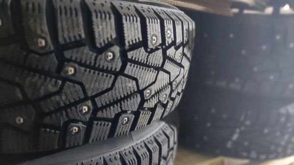 Водителям в РФ напомнили про штрафы за «неправильную» зимнюю резину