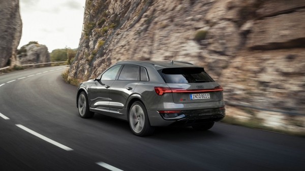 AUDI представила новые кроссоверы Q8 e-tron AUDI представила новые кроссоверы Q8 e-tron