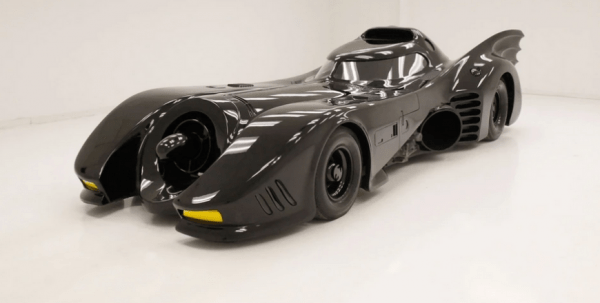Легендарный Бэтмобиль выставили на продажу за 90 млн рублей Легендарный Бэтмобиль выставили на продажу за 90 млн рублей