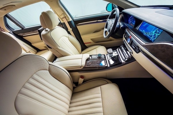 В России озвучили цены на седан Genesis G90 нового поколения из Южной Кореи