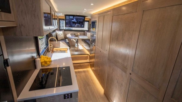 В Сети показали дизайн автодома на колесах EarthRoamer SX 2023 года за 60 млн рублей В Сети показали дизайн автодома на колесах EarthRoamer SX 2023 года за 60 млн рублей