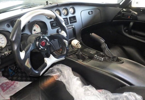 В США спорткар Dodge Viper стилизовали под военную автомашину