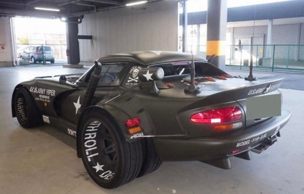 В США спорткар Dodge Viper стилизовали под военную автомашину