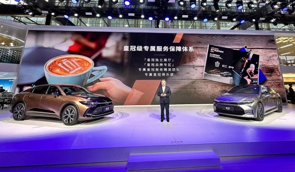 Впервые на публике: Crown Sedan классической компоновки