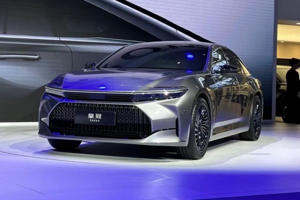 Впервые на публике: Crown Sedan классической компоновки