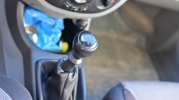 В этом нет экономии и безопасности: почему не стоит выключать передачу зимой перед поворотом В этом нет экономии и безопасности: почему не стоит выключать передачу зимой перед поворотом