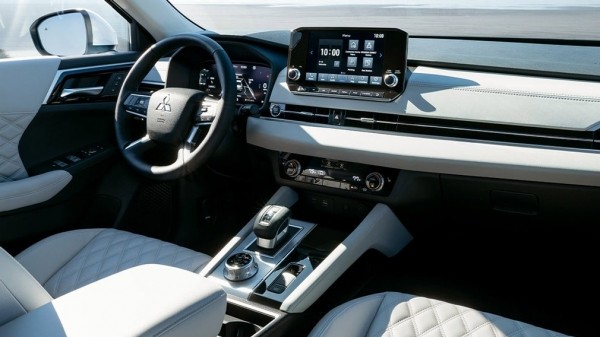 У российских дилеров появился Mitsubishi Outlander четвертого поколения У российских дилеров появился Mitsubishi Outlander четвертого поколения