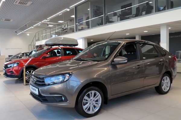 Автодилеры LADA в России начали продавать базовую LADA Granta за 678 300 рублей