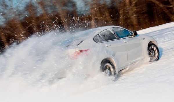 Автоэксперт Сергей Канунников назвал лайфхаки для заезда на скользкий подъем