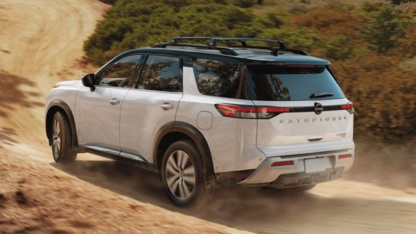 Автосалоны РФ продают кроссоверы Nissan Pathfinder нового поколения за 8,5 млн рублей Автосалоны РФ продают кроссоверы Nissan Pathfinder нового поколения за 8,5 млн рублей