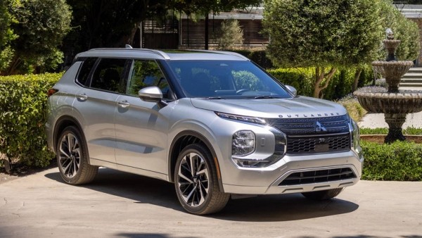 У российских дилеров появился Mitsubishi Outlander четвертого поколения У российских дилеров появился Mitsubishi Outlander четвертого поколения
