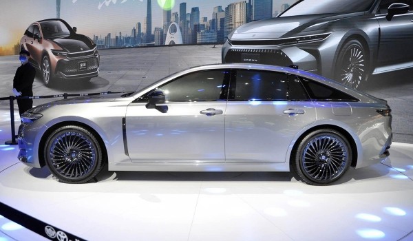 Впервые на публике: Crown Sedan классической компоновки